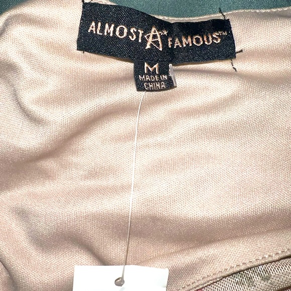 Almost Famous Rouched Cream Top W Roses Sz M - Picture 4 of 4